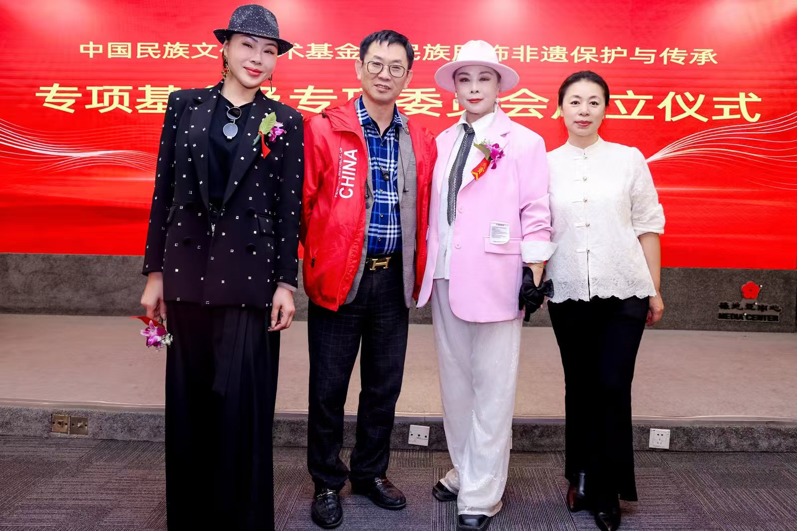 文旅部主管 中国民族文化艺术基金会民族服饰非遗保护与传承专项基金成立 民族服饰非遗国际时装周启动发布会