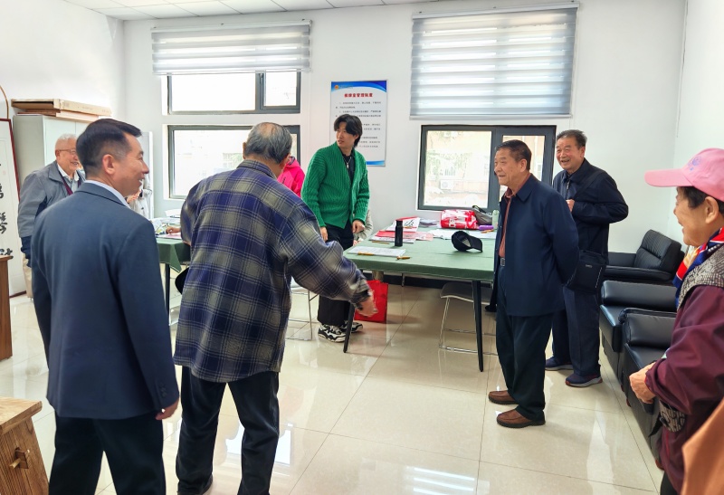 枣庄市工人文化宫版画培训班学员观摩瑞琴艺术馆