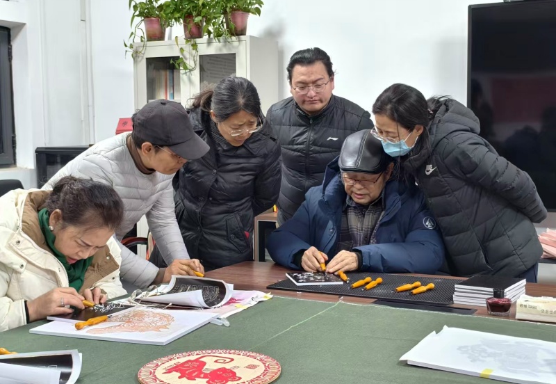 枣庄市工人文化宫版画培训班学员观摩瑞琴艺术馆