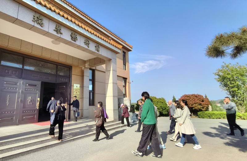 枣庄市工人文化宫版画培训班学员观摩瑞琴艺术馆