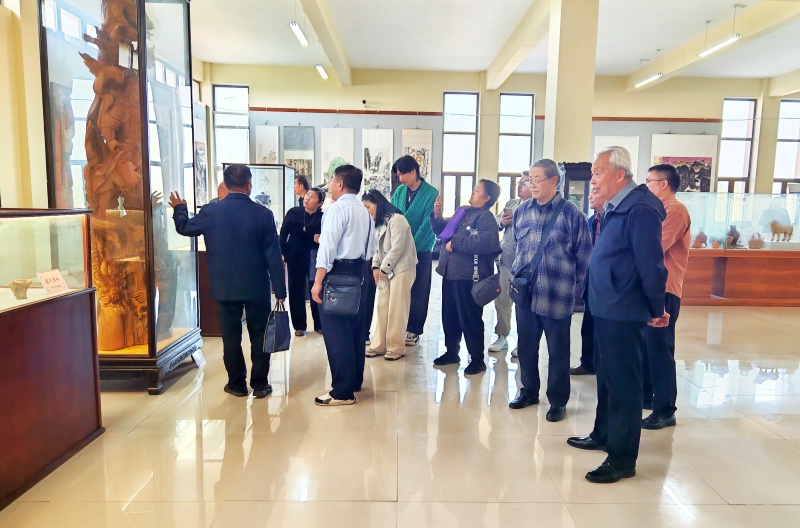 枣庄市工人文化宫版画培训班学员观摩瑞琴艺术馆