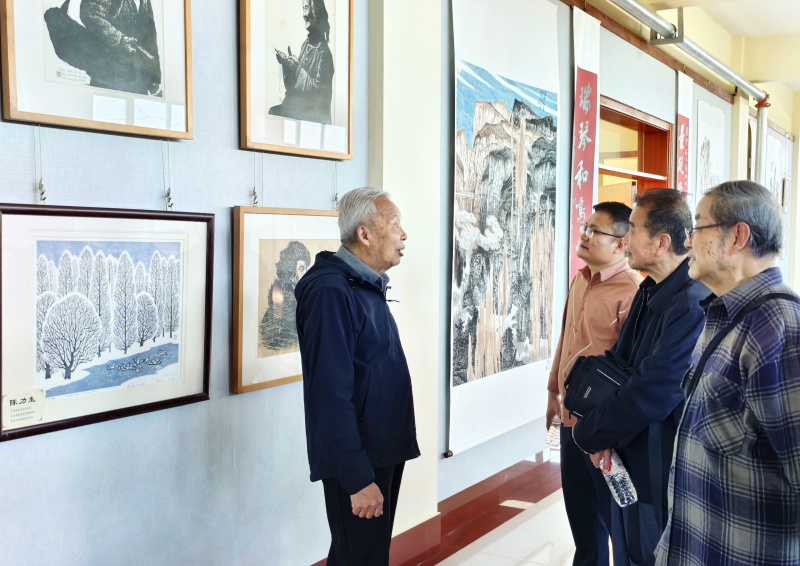 枣庄市工人文化宫版画培训班学员观摩瑞琴艺术馆