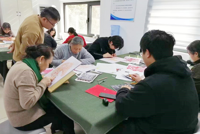 枣庄市工人文化宫版画培训班学员观摩瑞琴艺术馆