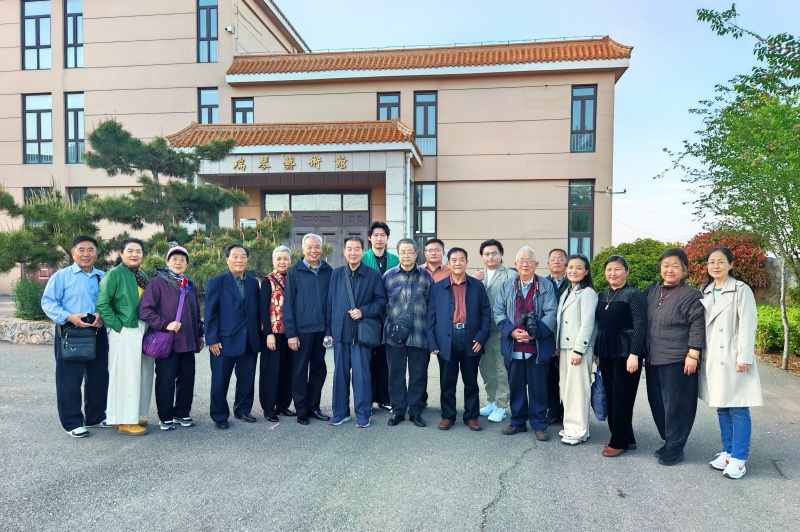 枣庄市工人文化宫版画培训班学员观摩瑞琴艺术馆