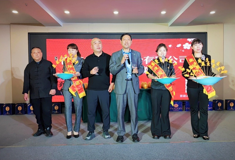 以酒为媒 文体联盟 美食品鉴——薛城皇冠酒店感恩答谢宴圆满举行