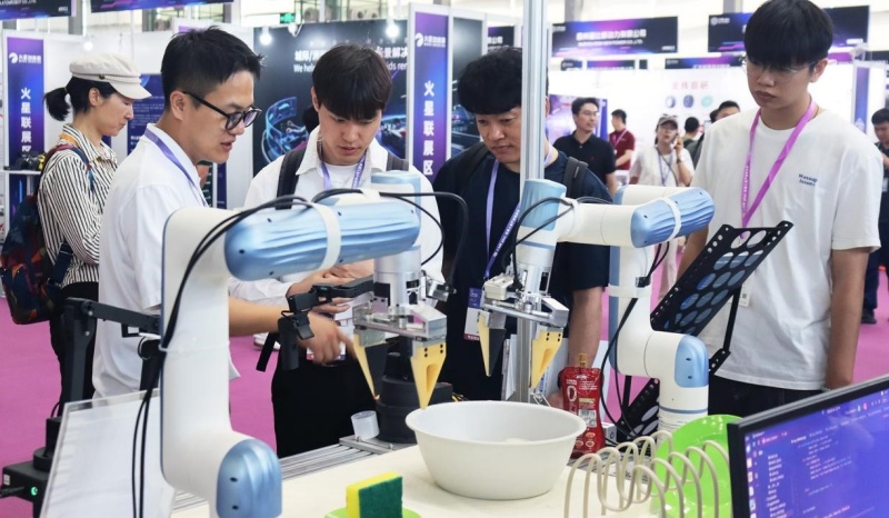 越疆：可信赖的具身智能，一份从场景中走出来的信任状