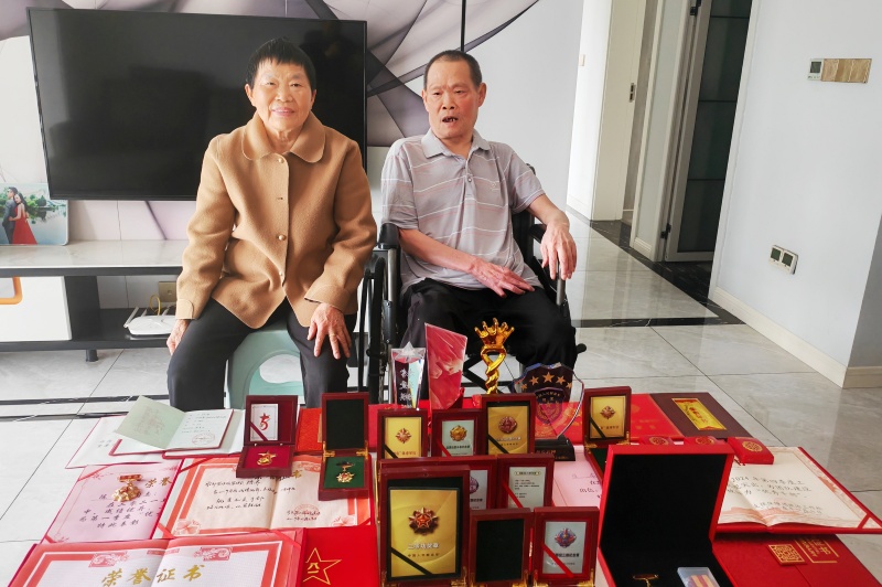 柔肩守家二十八载 戎装戍边三代传情