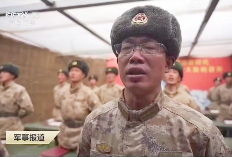 柔肩守家二十八载 戎装戍边三代传情