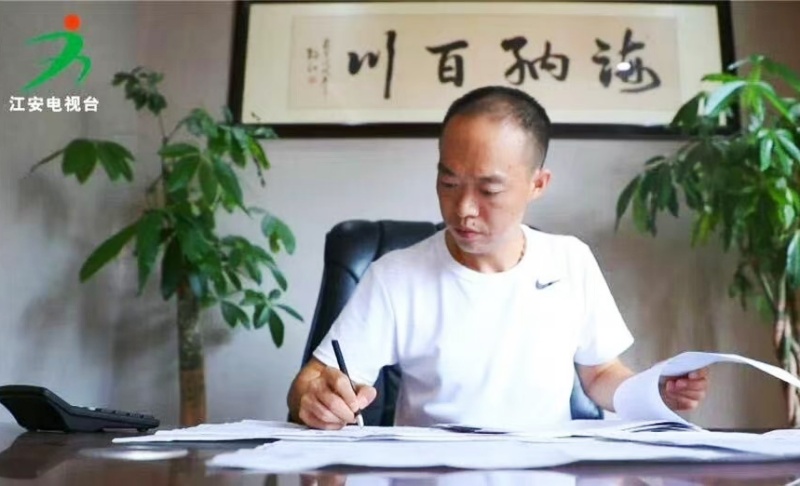 柔肩守家二十八载 戎装戍边三代传情