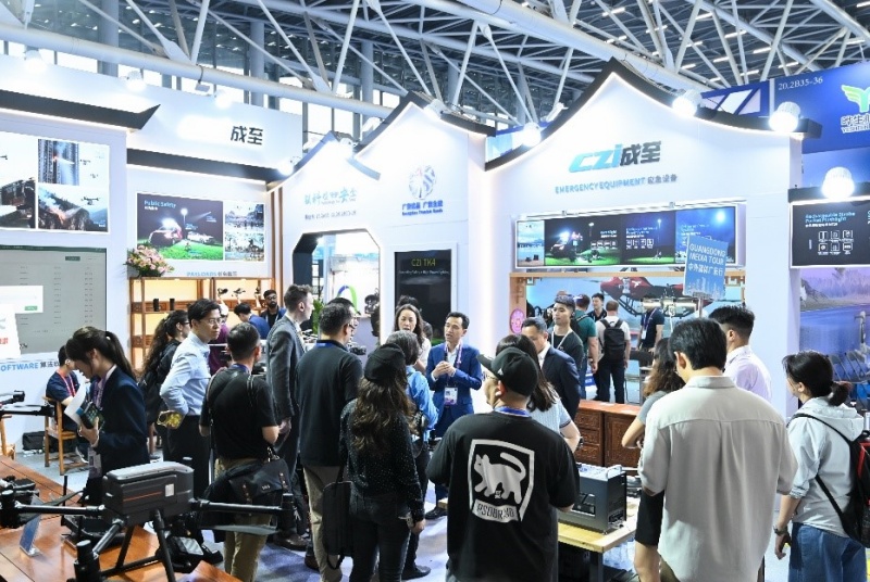 成至智能：系留照明、地面安防设备亮相广交会｜获全球采购商热捧