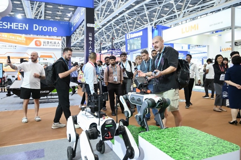 成至智能：系留照明、地面安防设备亮相广交会｜获全球采购商热捧