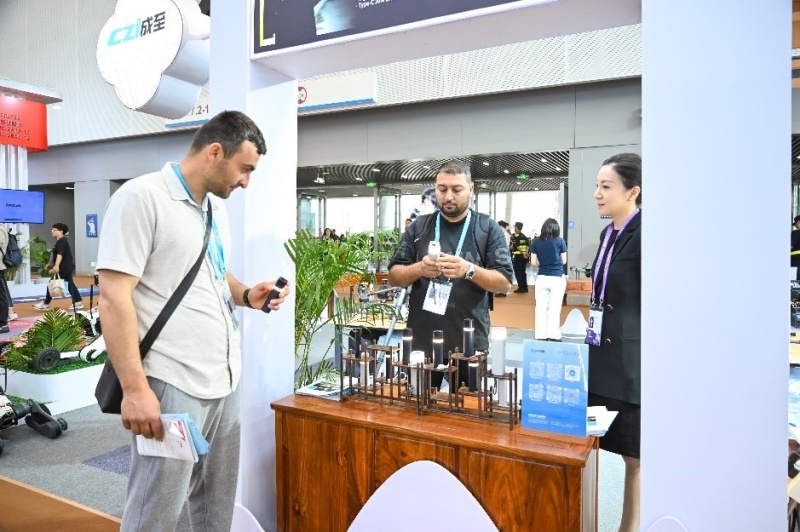 成至智能：系留照明、地面安防设备亮相广交会｜获全球采购商热捧