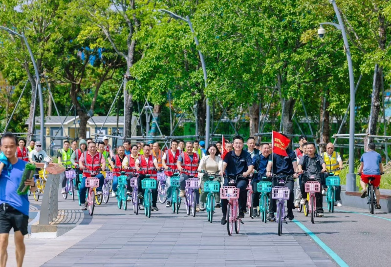 暖心!今日，深圳湾400名工 友集体骑行