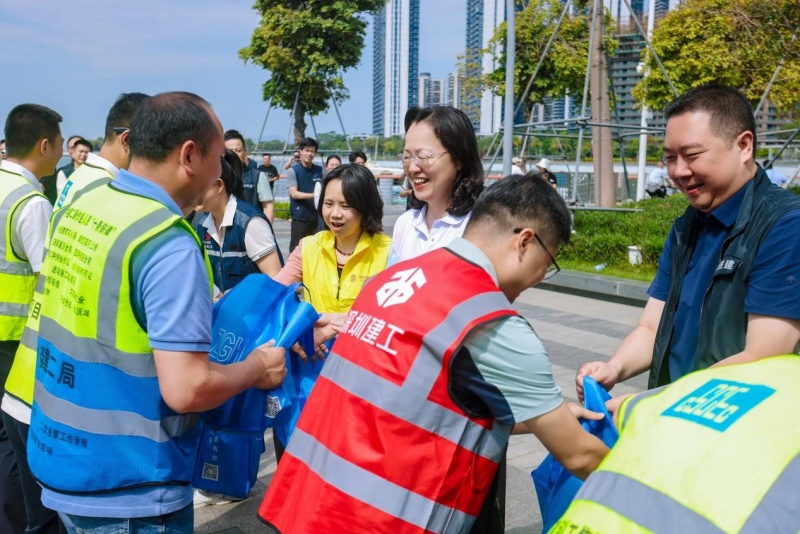暖心!今日，深圳湾400名工 友集体骑行