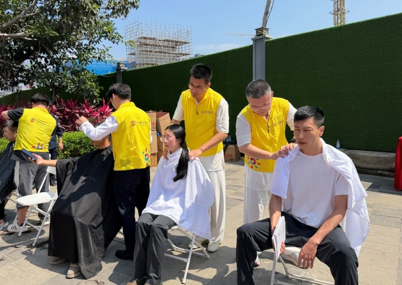 暖心!今日，深圳湾400名工 友集体骑行