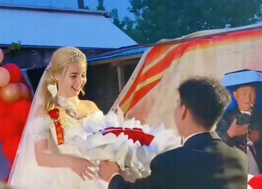【婚礼中国·王哥说媒】两会记者解读“最美新娘”引导青年婚恋观 让“久违的新娘甜蜜微笑”回归婚礼中国