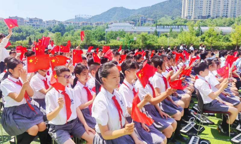 青春为中国式现代化挺膺担当｜明星小学学子亮相中山区示范性入团仪式 少年风采惊艳全场