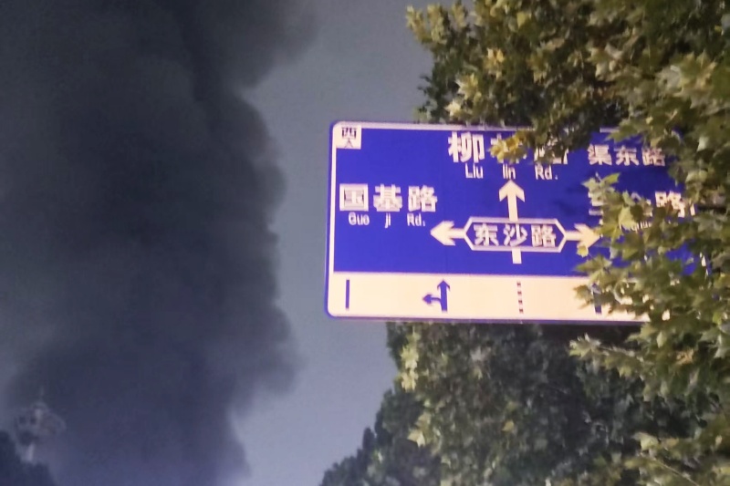 郑州宏达车业广场夜燃大火，端午整座城市弥漫焦糊气息