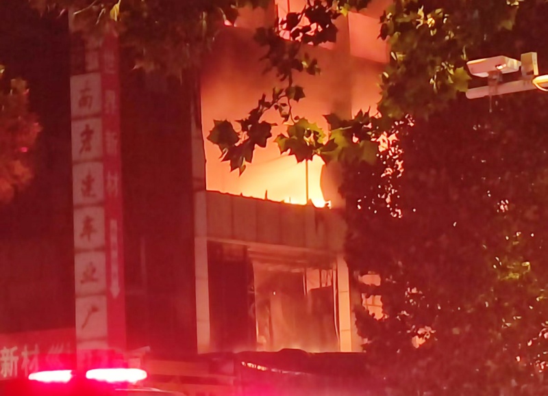 郑州宏达车业广场夜燃大火，端午整座城市弥漫焦糊气息