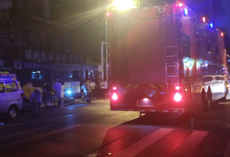 郑州宏达车业广场夜燃大火，端午整座城市弥漫焦糊气息