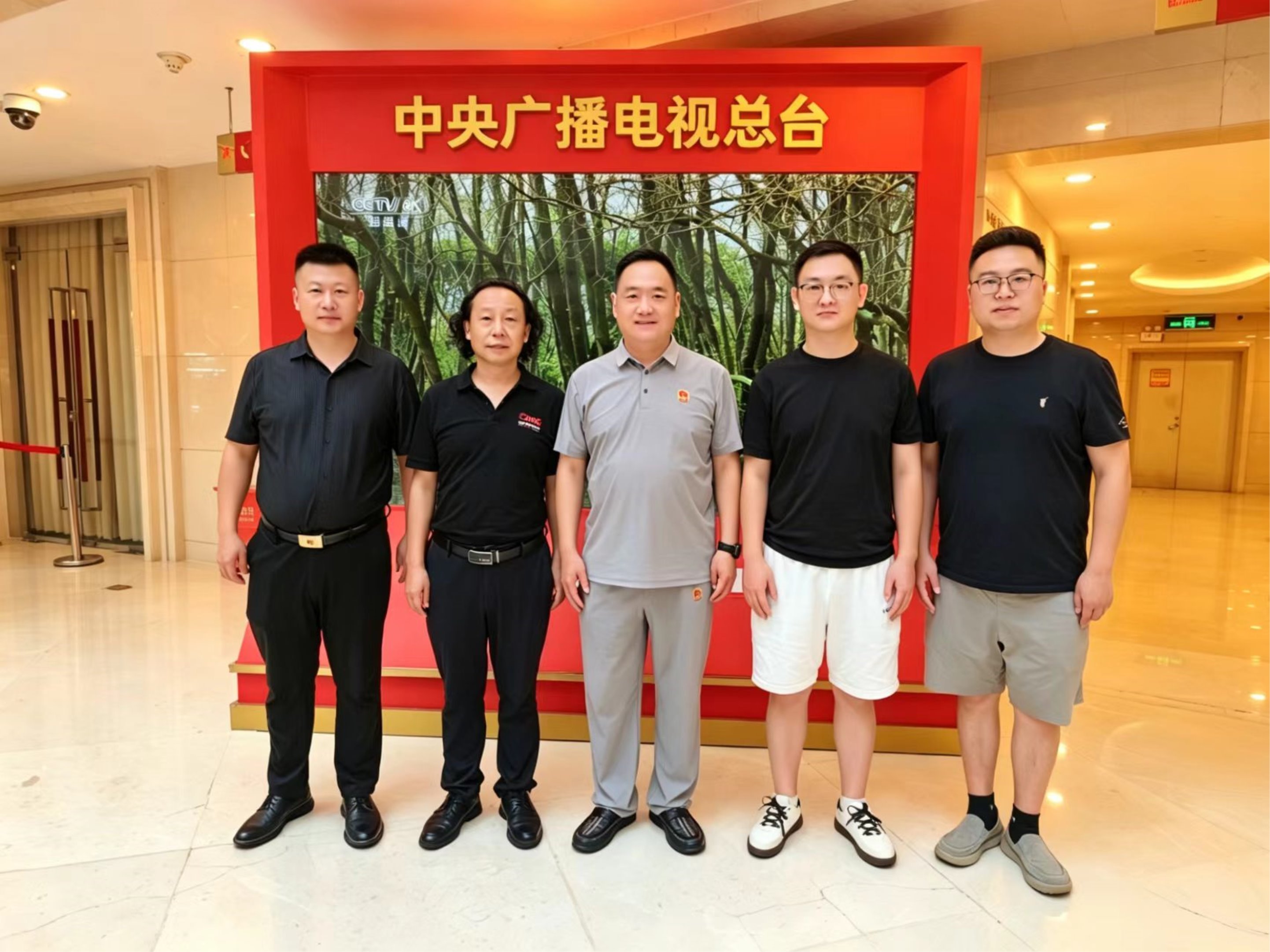 罗邦(罗仁超)总制片人在中央电视台 亲切会见上合组织国际经贸协会主席顾益财先生一行