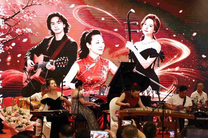 邹伦伦博士古筝音乐全球巡演《故乡之旅·古筝新篇》首站大连演出获得巨大成功！