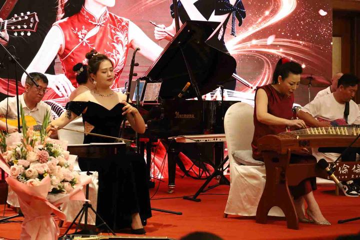 邹伦伦博士古筝音乐全球巡演《故乡之旅·古筝新篇》首站大连演出获得巨大成功！