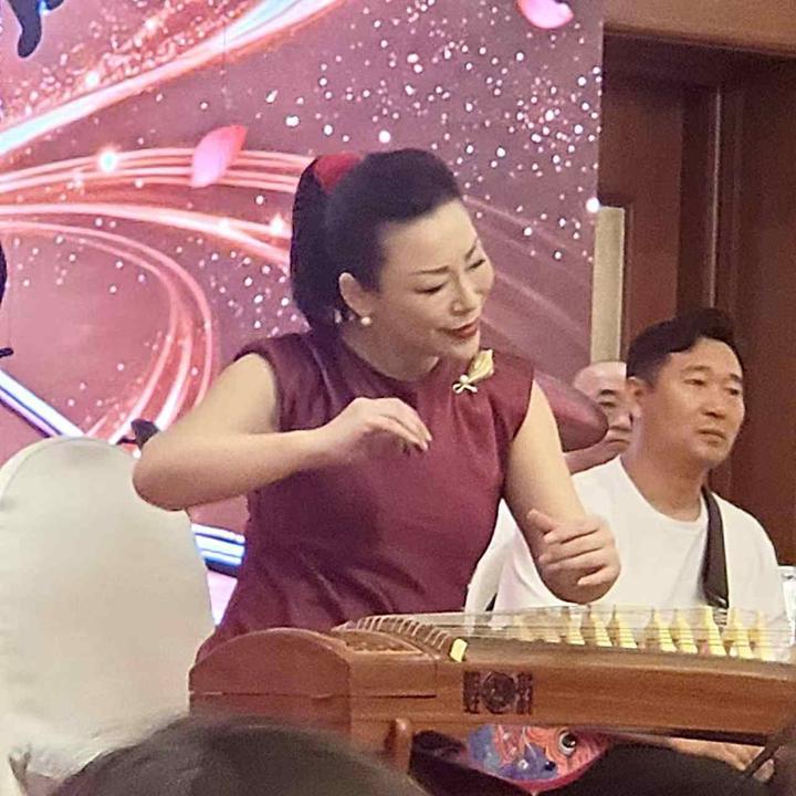「故鄉之旅」古箏新篇音樂會大連圓滿舉行——鄒倫倫全球巡演首站大放異彩以古箏為橋奏響故鄉深情與時代新聲