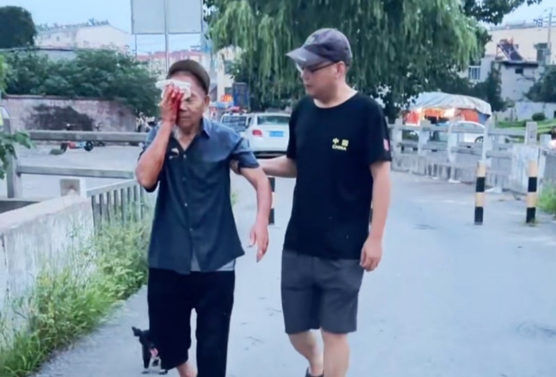 日常行善暖人心 危急时刻伸援手 枣庄夫妻二人救起落水八旬老人