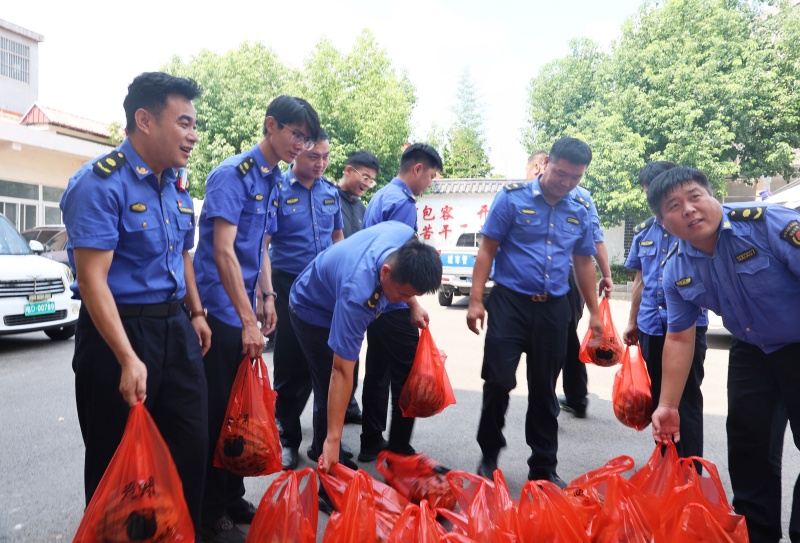 综合行政执法局党组慰问一线工作人员
