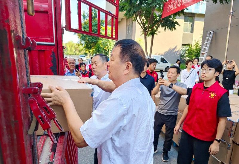陈光标为咸阳群众送温情，呼吁社会刹歪风