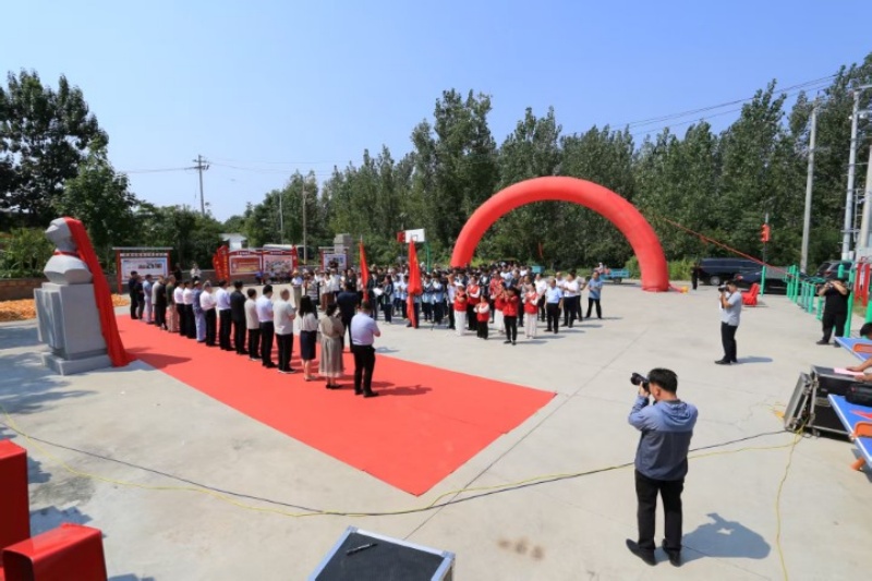枣庄市峄城区阴平镇东楼村举行雷锋像揭幕仪式 传承雷锋精神 赋能和美乡村建设