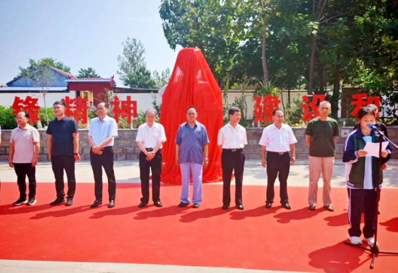 枣庄市峄城区阴平镇东楼村举行雷锋像揭幕仪式 传承雷锋精神 赋能和美乡村建设