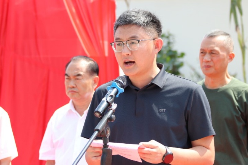 枣庄市峄城区阴平镇东楼村举行雷锋像揭幕仪式 传承雷锋精神 赋能和美乡村建设