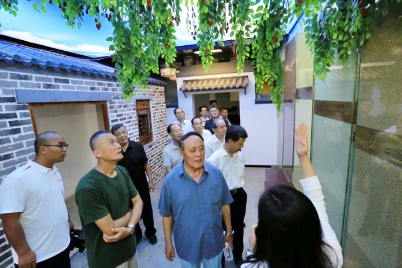 枣庄市峄城区阴平镇东楼村举行雷锋像揭幕仪式 传承雷锋精神 赋能和美乡村建设