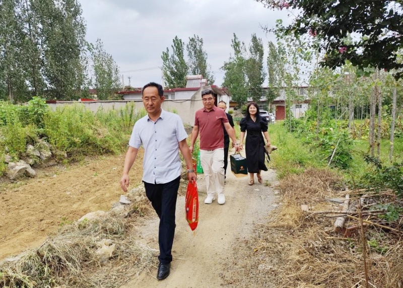 一纸证书寄敬意 登门慰问暖师心 山东省枣庄市市中区税郭镇中心小学开展教师节走访慰问活动