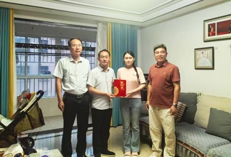 一纸证书寄敬意 登门慰问暖师心 山东省枣庄市市中区税郭镇中心小学开展教师节走访慰问活动