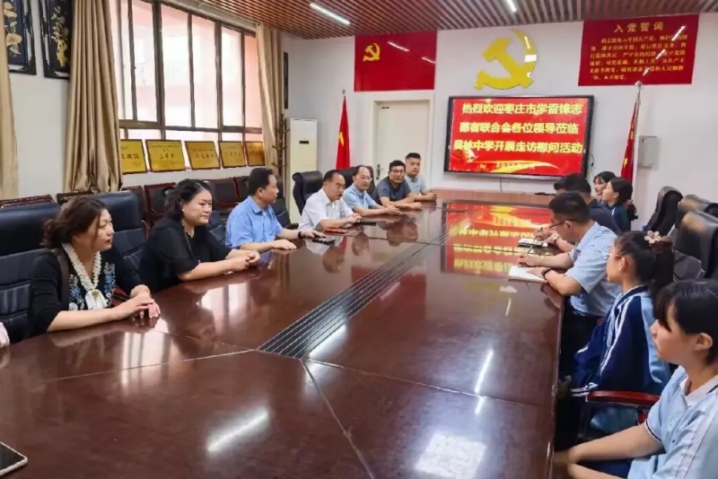 学雷锋践初心，爱心助学暖校园——爱心企业家慷慨解囊帮扶困难学子
