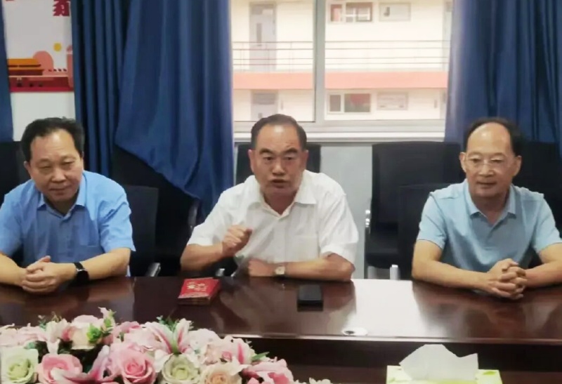 学雷锋践初心，爱心助学暖校园——爱心企业家慷慨解囊帮扶困难学子