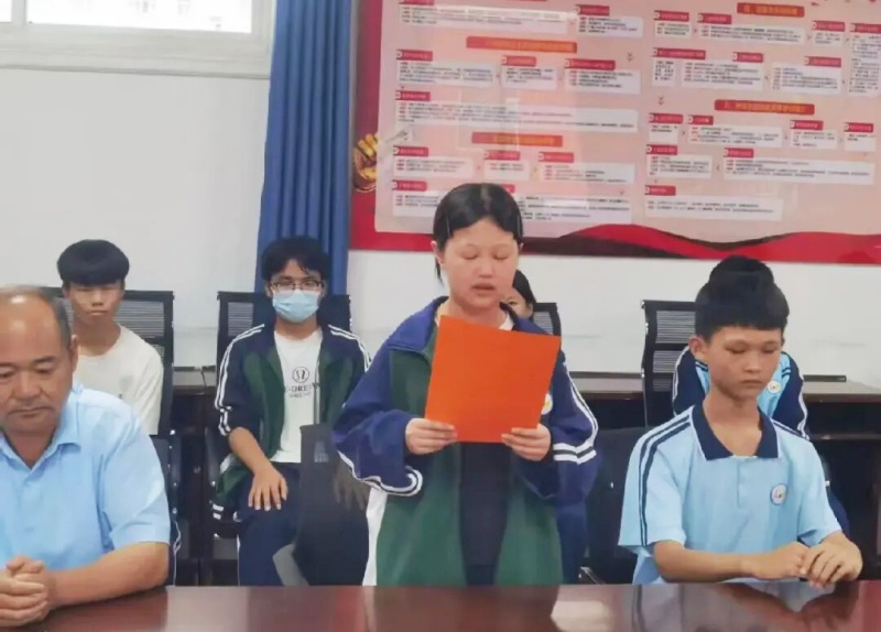 学雷锋践初心，爱心助学暖校园——爱心企业家慷慨解囊帮扶困难学子