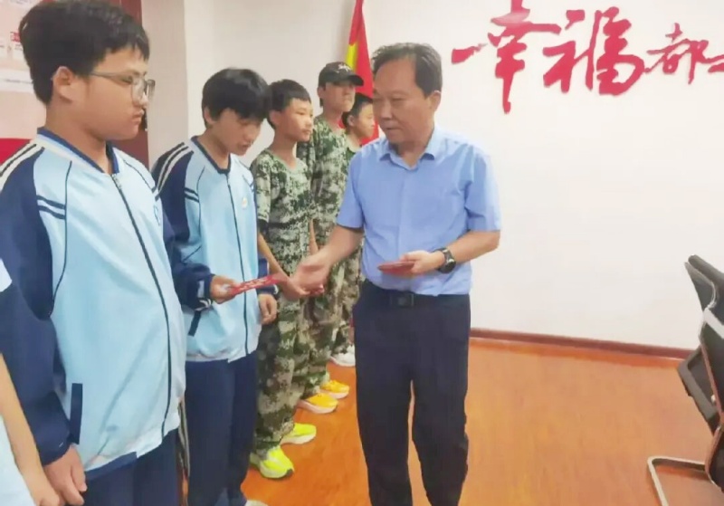 学雷锋践初心，爱心助学暖校园——爱心企业家慷慨解囊帮扶困难学子