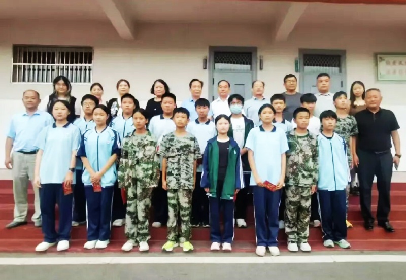 学雷锋践初心，爱心助学暖校园——爱心企业家慷慨解囊帮扶困难学子