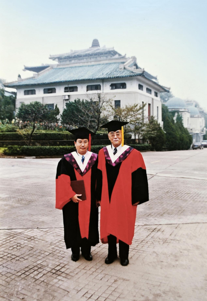 著名经济学家杨再平跨界创作长篇小说《穿行者》正式出版，广受读者高度好评